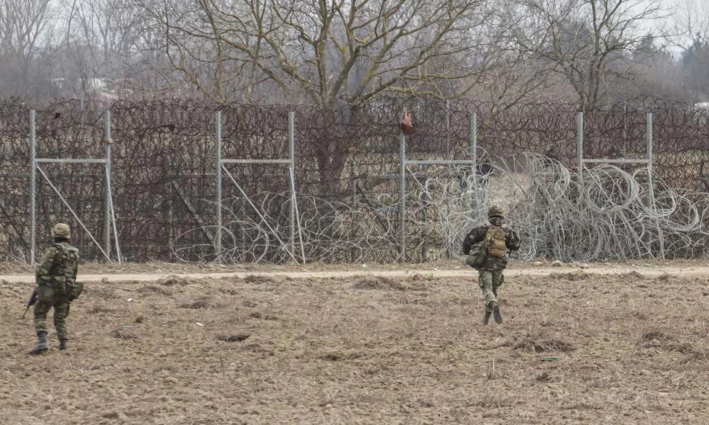 Kρίσιμες οι επόμενες ώρες στον Έβρο: Οι Τούρκοι μοιράζουν πολεμοφόδια στους μετανάστες - Σε ετοιμότητα οι ΕΔ